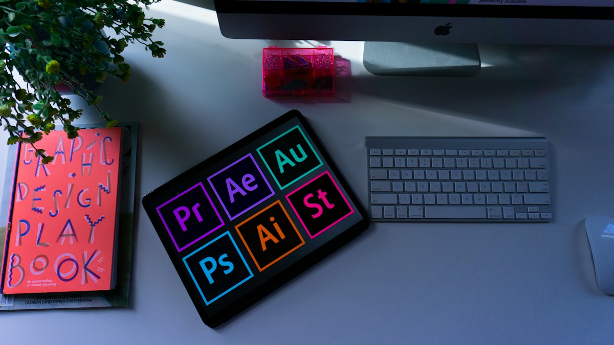Studio de design graphique avec maquettes