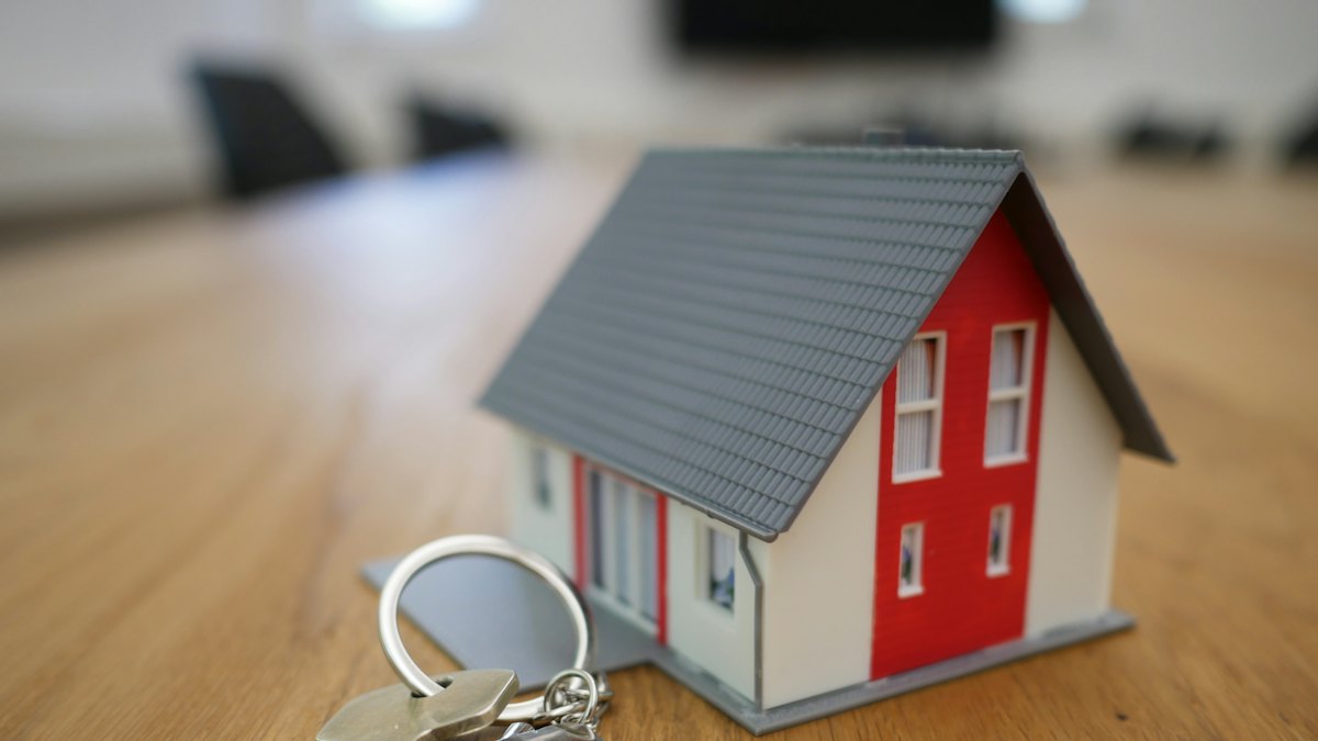 Maquette de maison avec un trousseau de clés