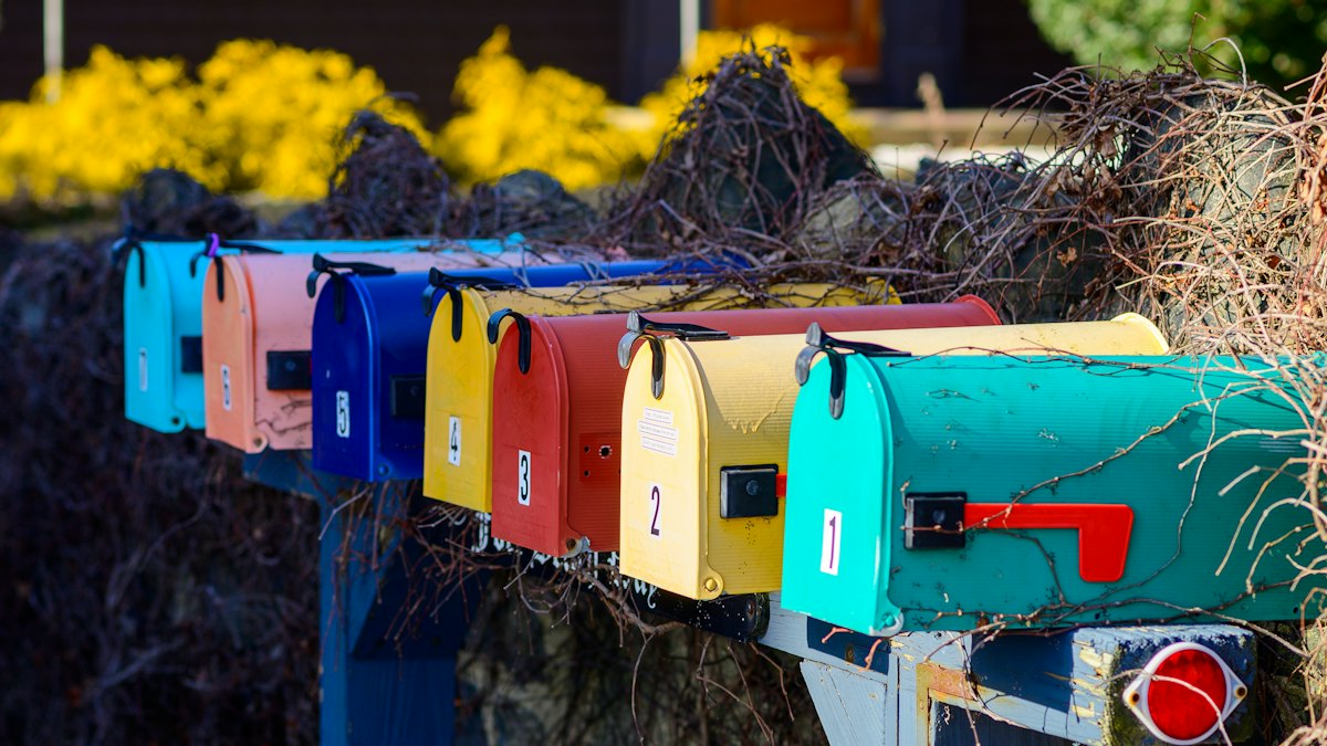 Boîte aux lettres avec autocollant